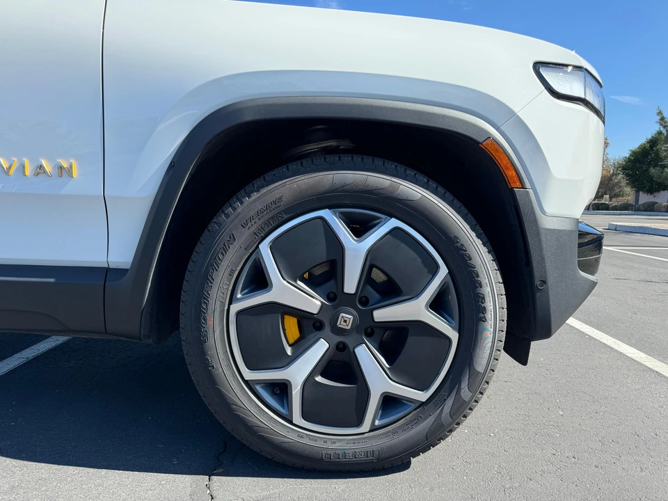 2023 Rivian R1S - Image 24 of 31