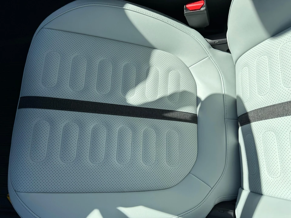 2023 Rivian R1S - Image 29 of 31