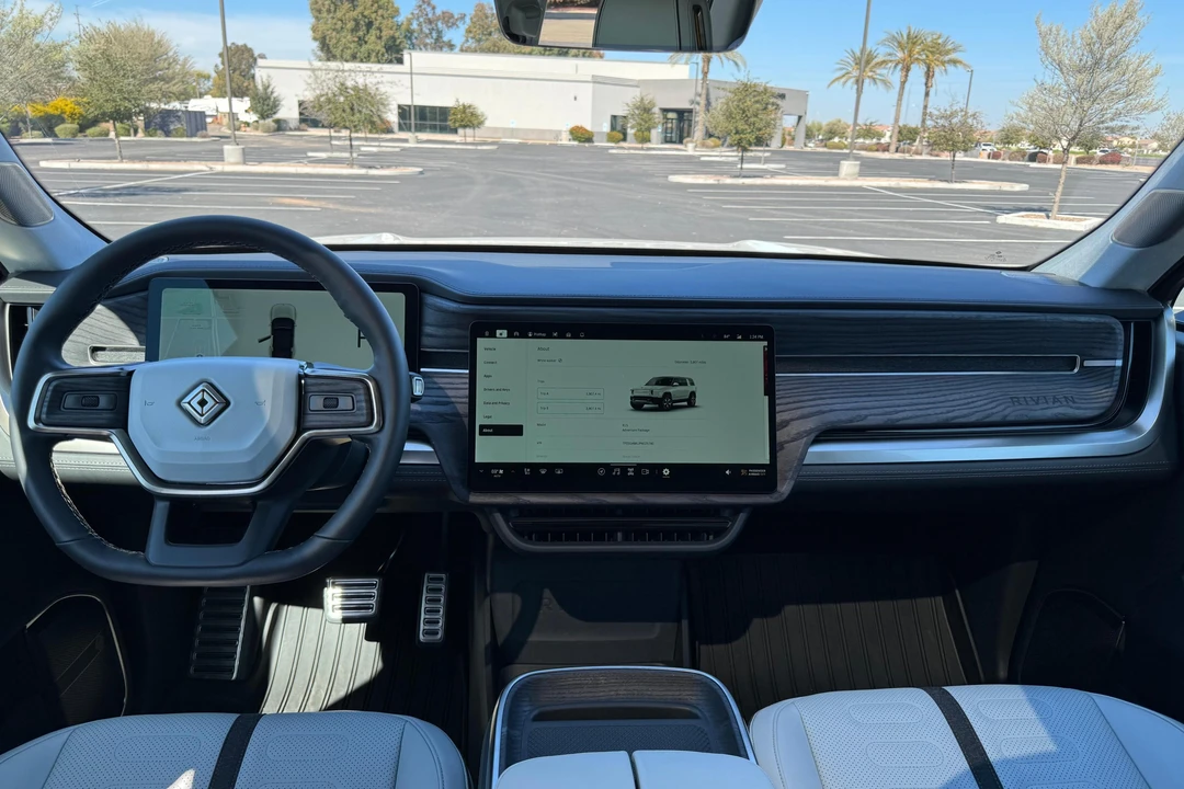 2023 Rivian R1S - Image 25 of 31