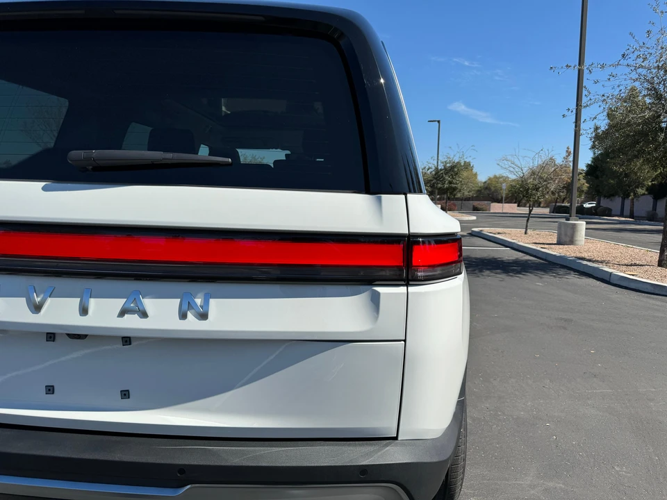 2023 Rivian R1S - Image 16 of 31