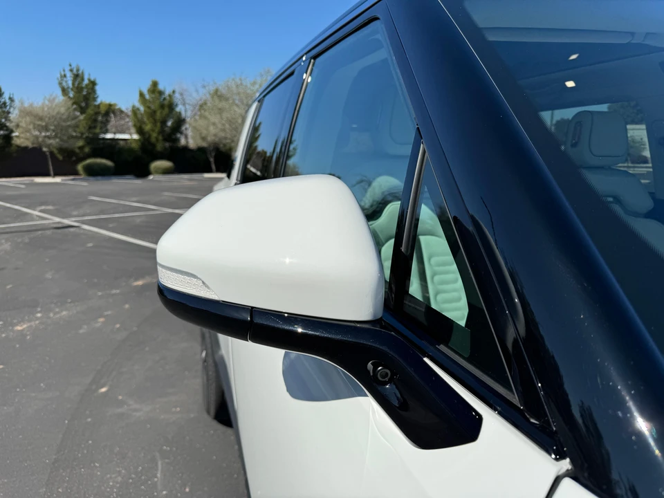 2023 Rivian R1S - Image 18 of 31