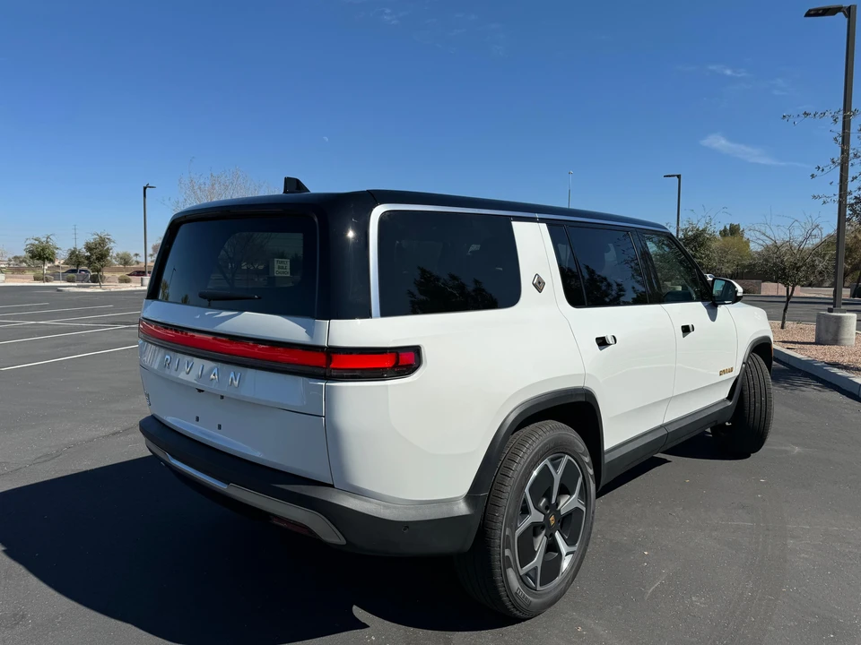 2023 Rivian R1S - Image 8 of 31