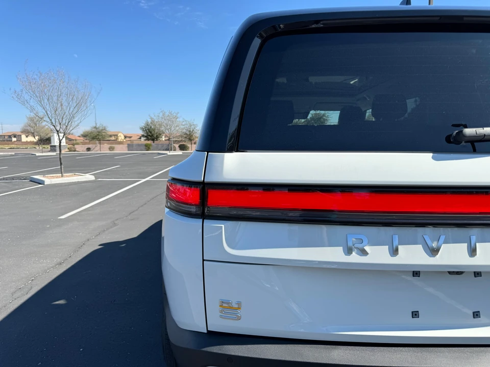 2023 Rivian R1S - Image 14 of 31