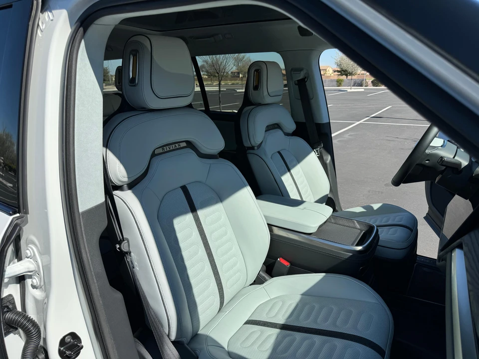 2023 Rivian R1S - Image 31 of 31
