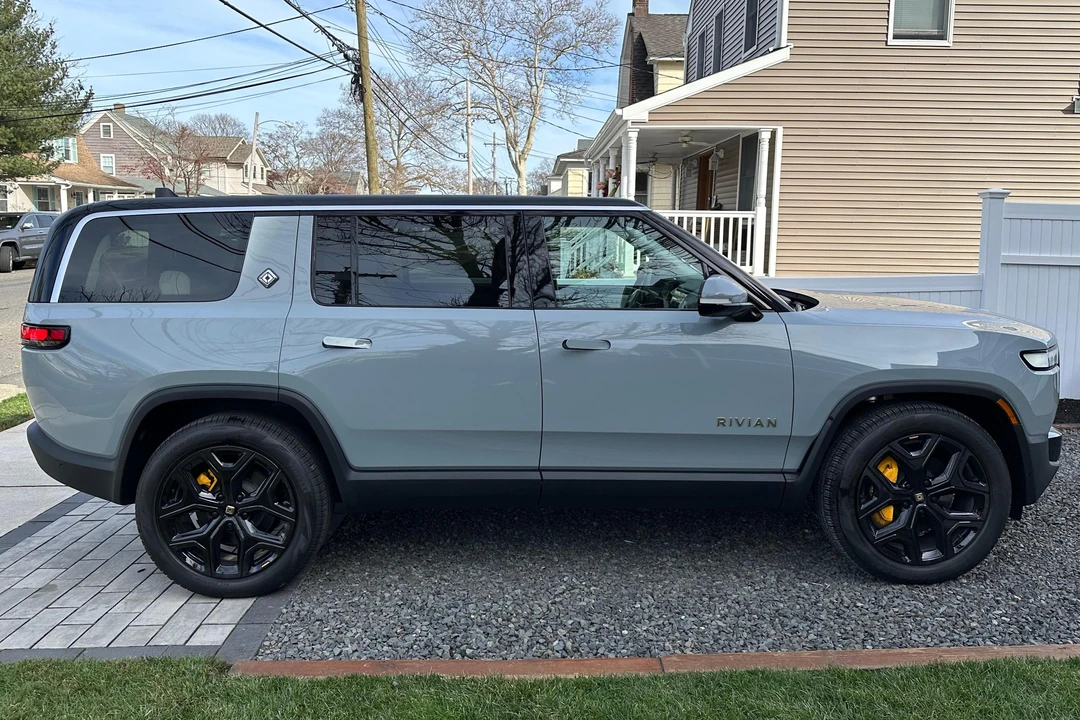 2023 Rivian R1S - Image 3 of 31
