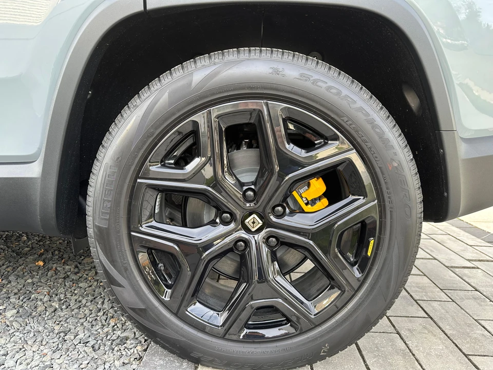 2023 Rivian R1S - Image 26 of 31