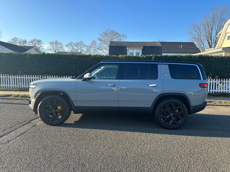 2023 Rivian R1S - Image 10 of 31