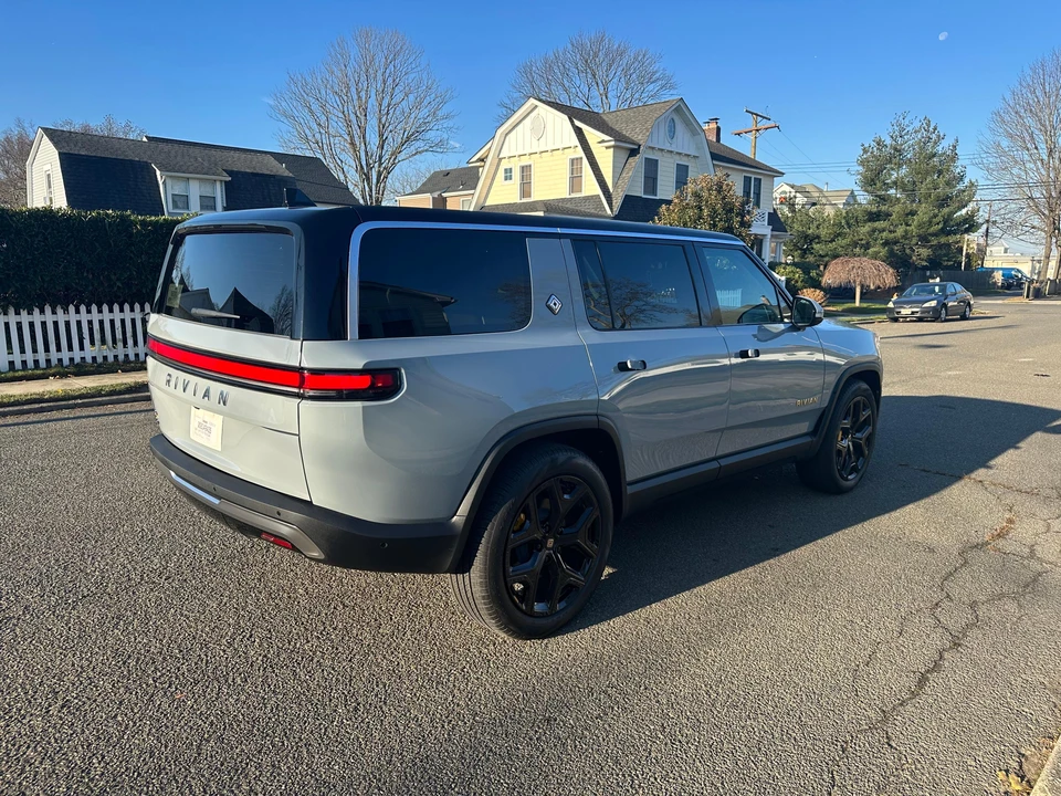2023 Rivian R1S - Image 17 of 31