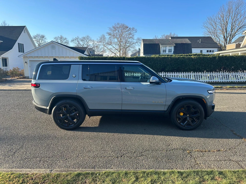 2023 Rivian R1S - Image 18 of 31