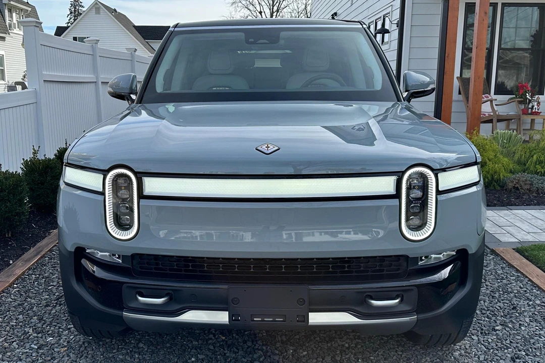 2023 Rivian R1S - Image 2 of 31