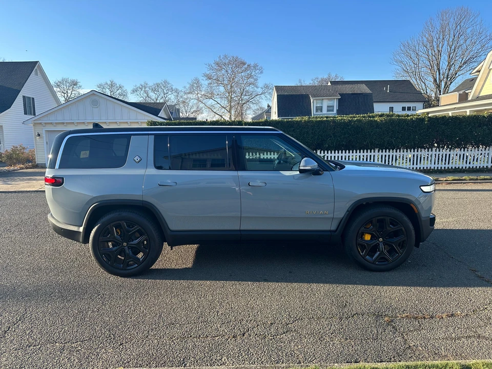 2023 Rivian R1S - Image 19 of 31