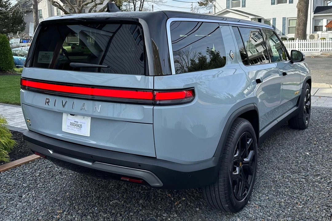 2023 Rivian R1S - Image 4 of 31