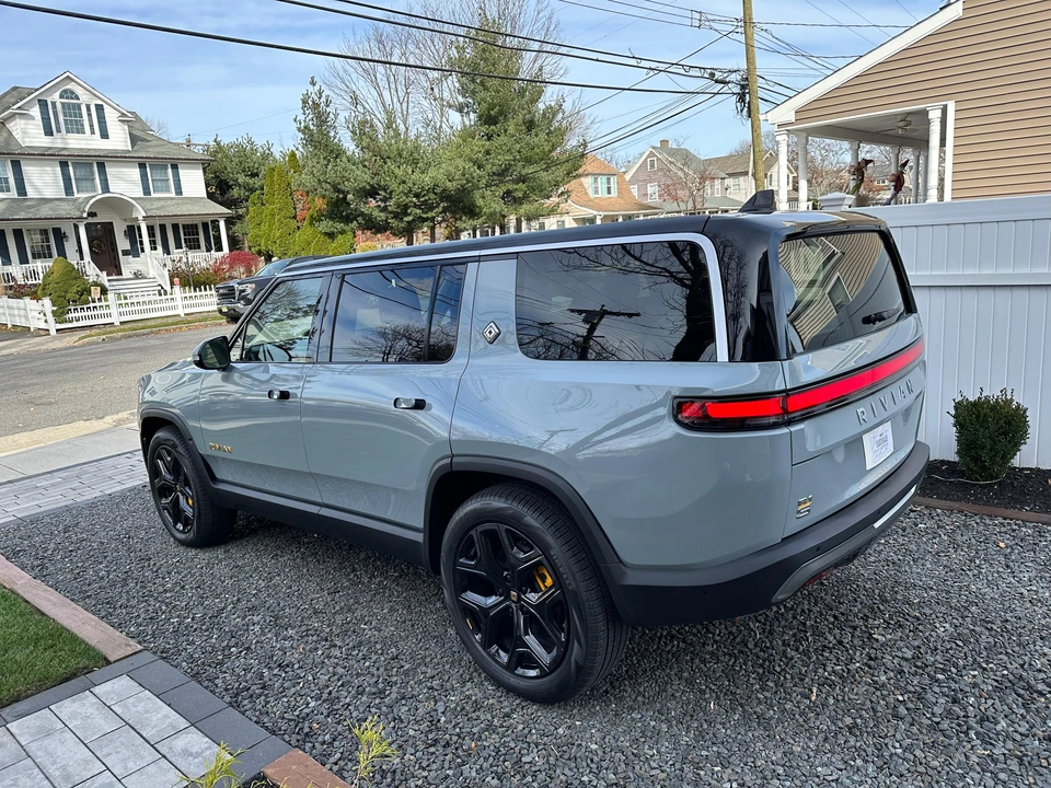 2023 Rivian R1S - Image 12 of 31