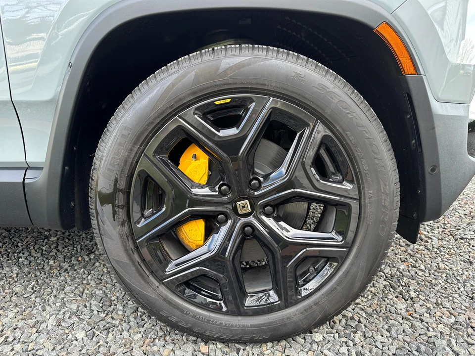2023 Rivian R1S - Image 28 of 31
