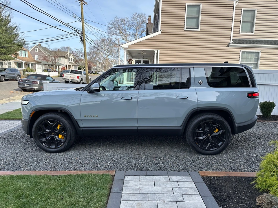2023 Rivian R1S - Image 9 of 31