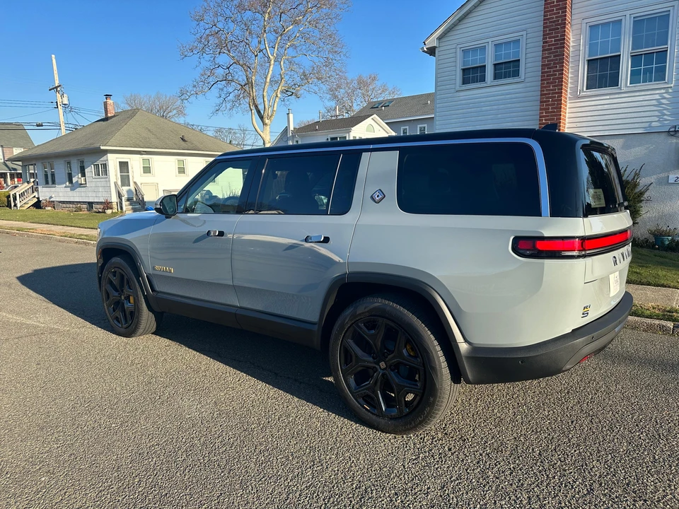 2023 Rivian R1S - Image 11 of 31