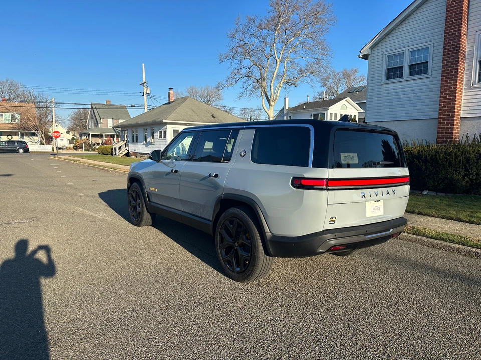 2023 Rivian R1S - Image 13 of 31
