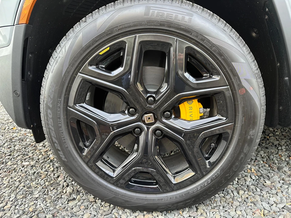 2023 Rivian R1S - Image 25 of 31