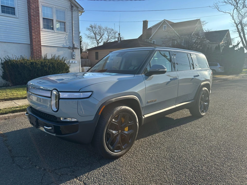 2023 Rivian R1S - Image 8 of 31