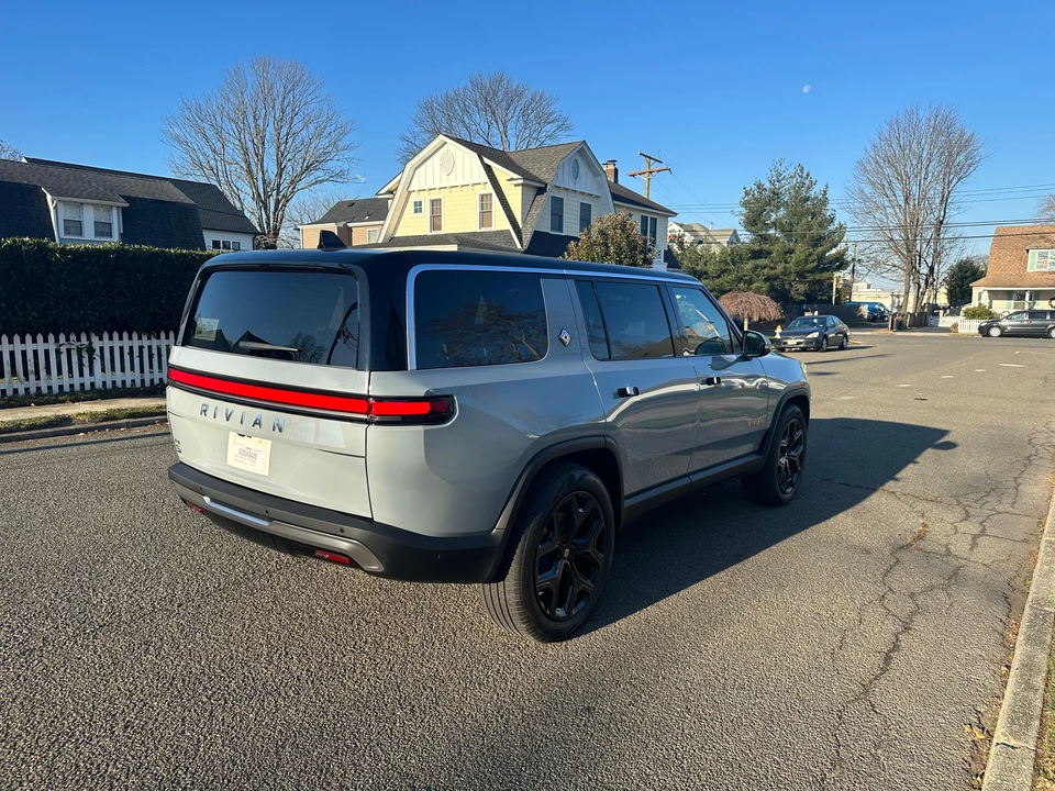 2023 Rivian R1S - Image 16 of 31