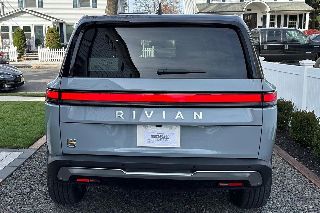 2023 Rivian R1S - Image 5 of 31