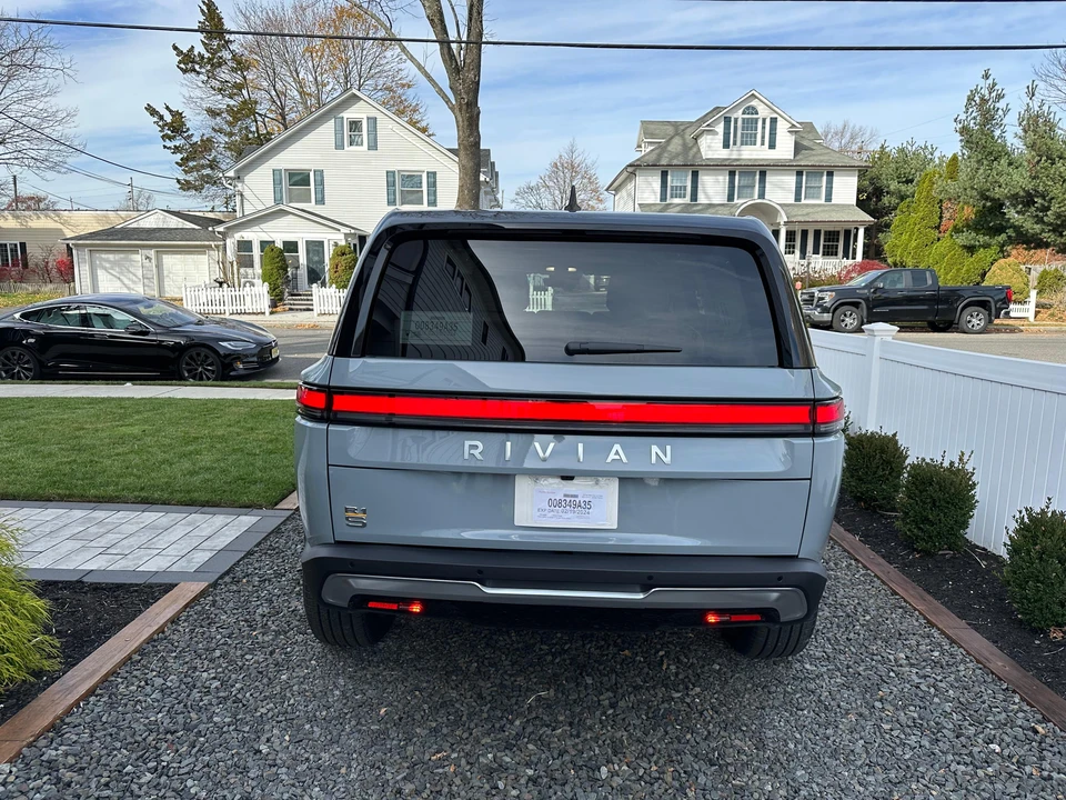 2023 Rivian R1S - Image 14 of 31