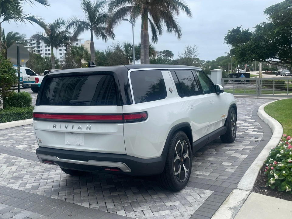 2023 Rivian R1S - Image 13 of 31