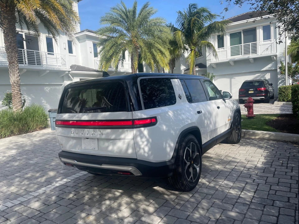 2023 Rivian R1S - Image 12 of 31