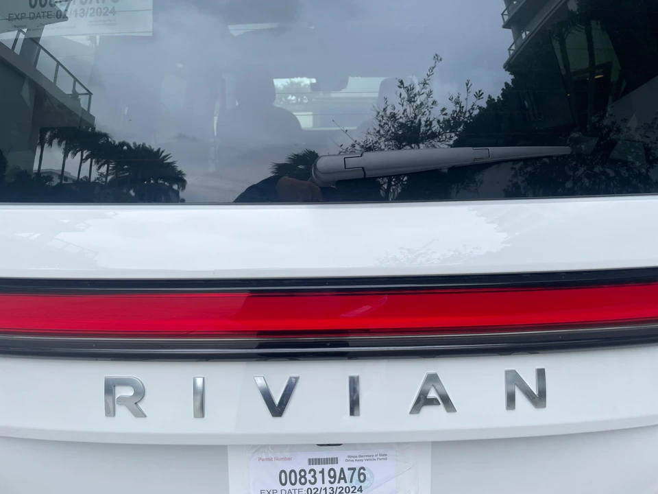 2023 Rivian R1S - Image 21 of 31
