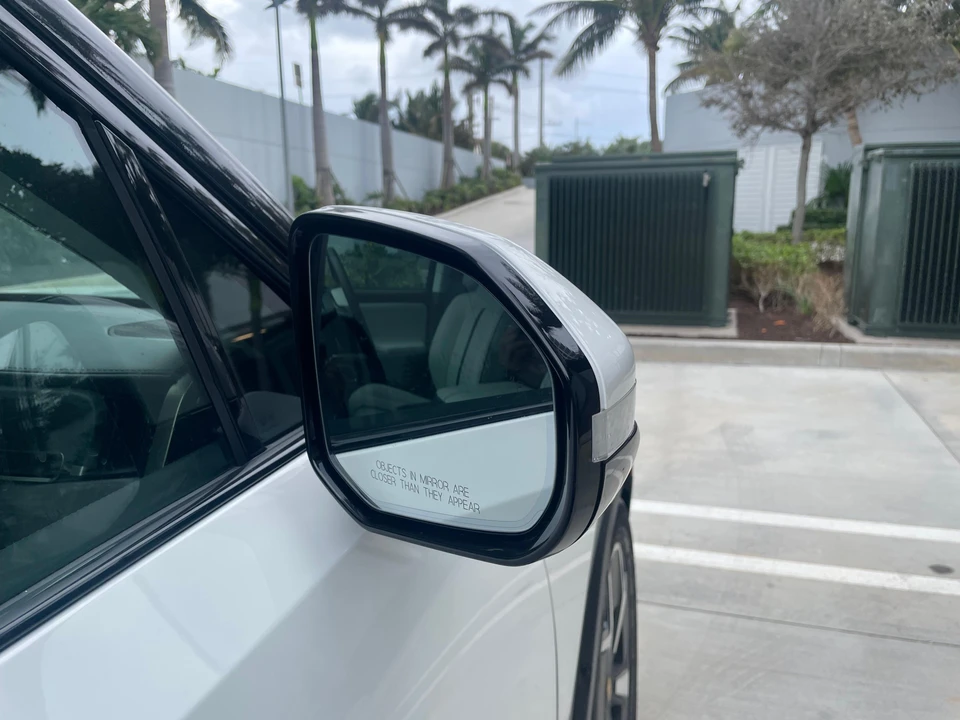 2023 Rivian R1S - Image 23 of 31