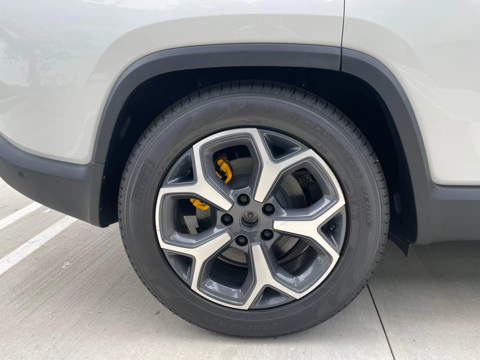 2023 Rivian R1S - Image 28 of 31