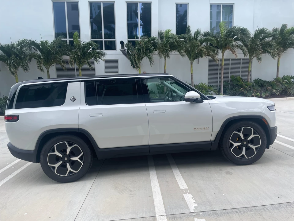 2023 Rivian R1S - Image 14 of 31