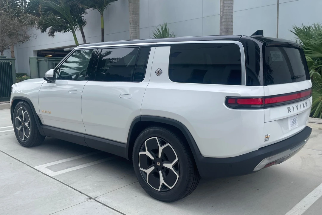 2023 Rivian R1S - Image 9 of 31