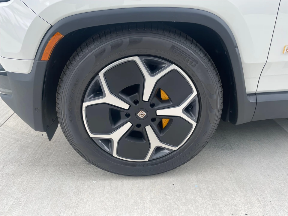 2023 Rivian R1S - Image 25 of 31