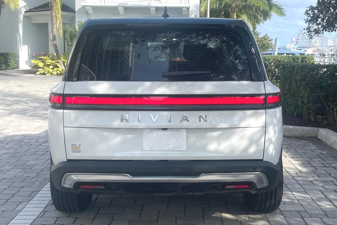2023 Rivian R1S - Image 11 of 31