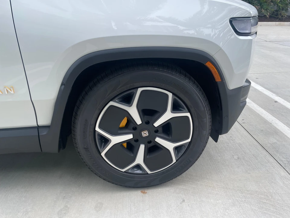 2023 Rivian R1S - Image 29 of 31