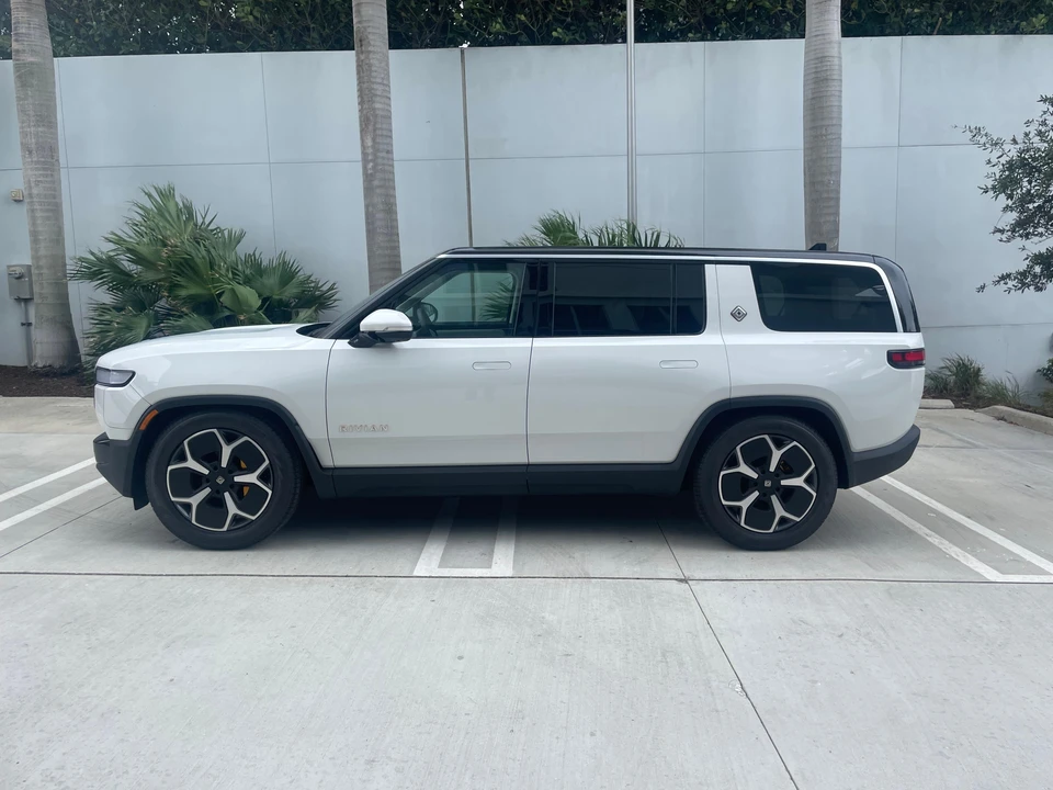 2023 Rivian R1S - Image 8 of 31
