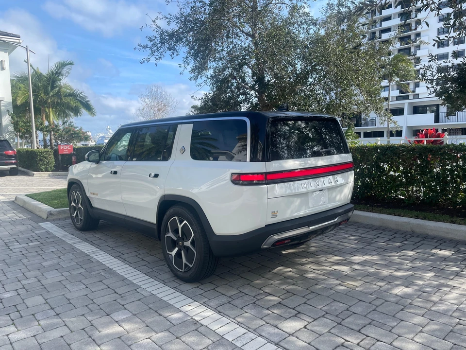 2023 Rivian R1S - Image 10 of 31