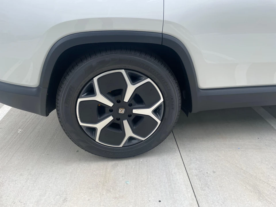 2023 Rivian R1S - Image 27 of 31