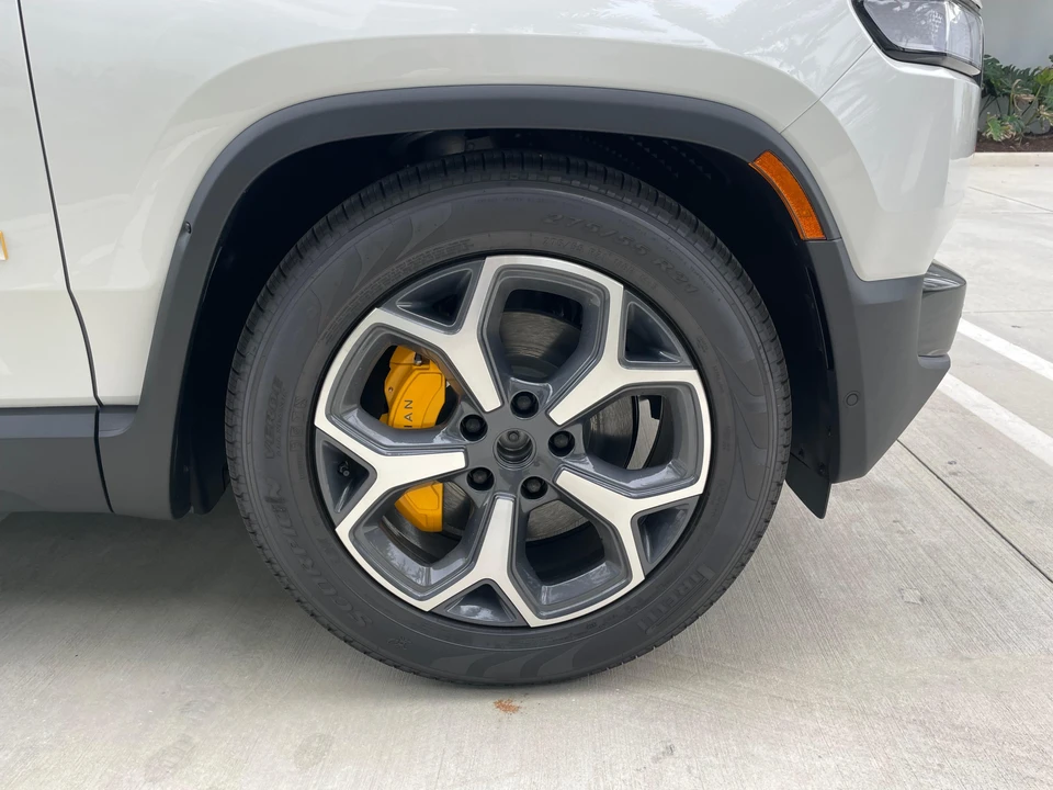 2023 Rivian R1S - Image 30 of 31
