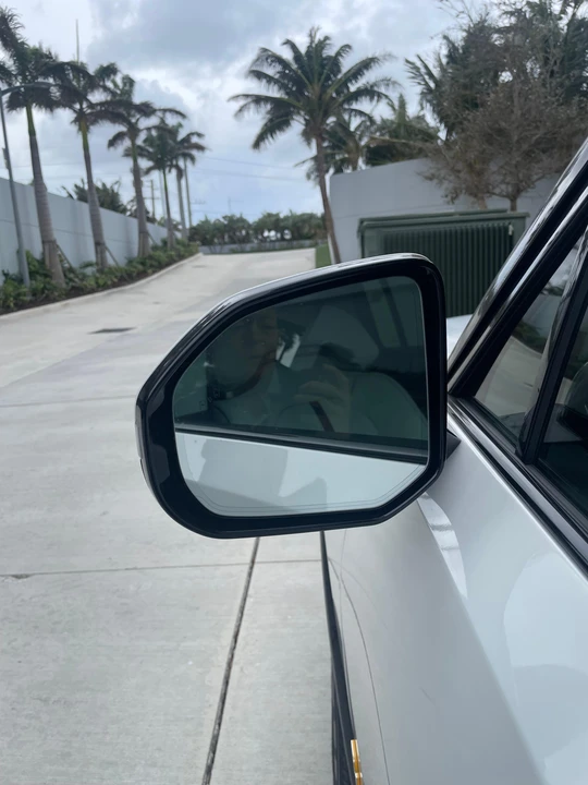 2023 Rivian R1S - Image 19 of 31