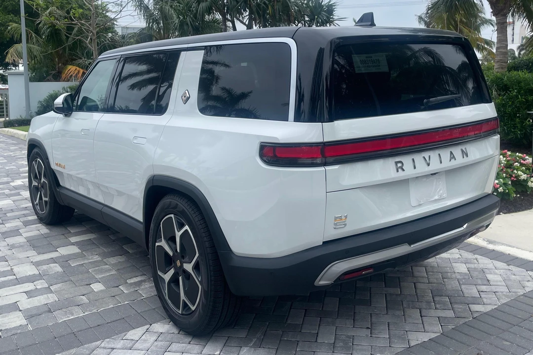 2023 Rivian R1S - Image 4 of 31