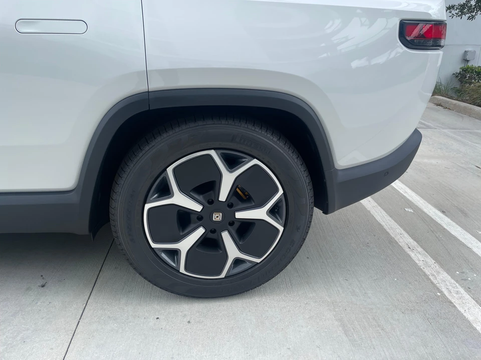 2023 Rivian R1S - Image 26 of 31