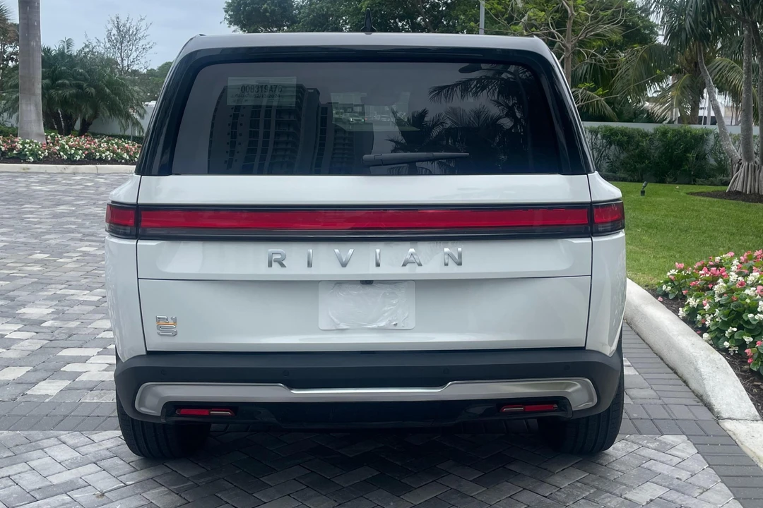 2023 Rivian R1S - Image 5 of 31