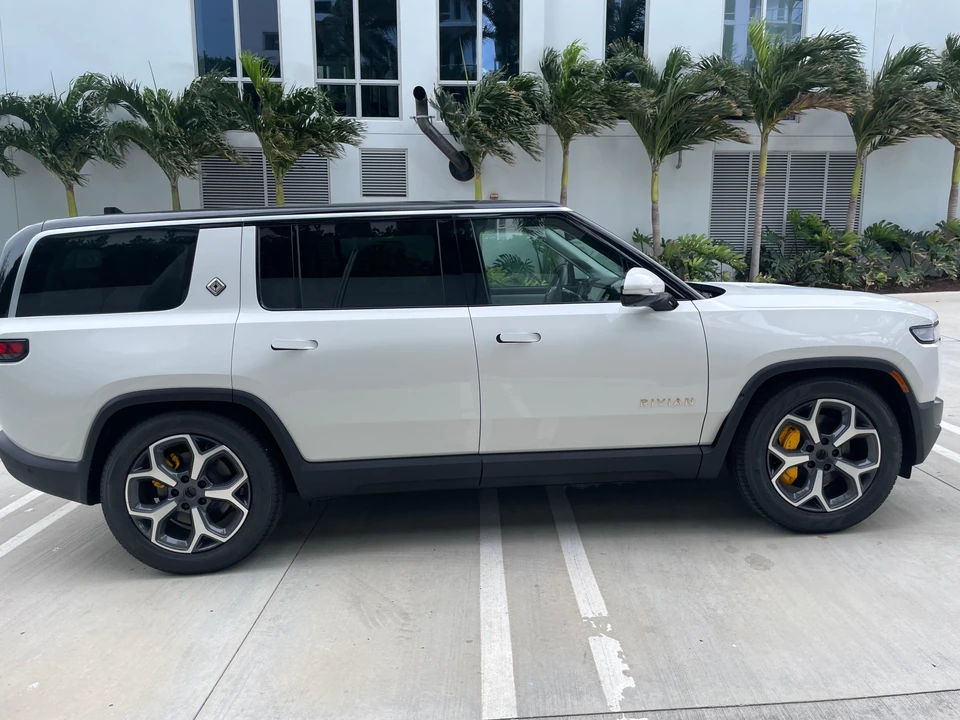 2023 Rivian R1S - Image 15 of 31