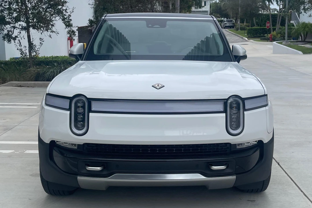2023 Rivian R1S - Image 2 of 31