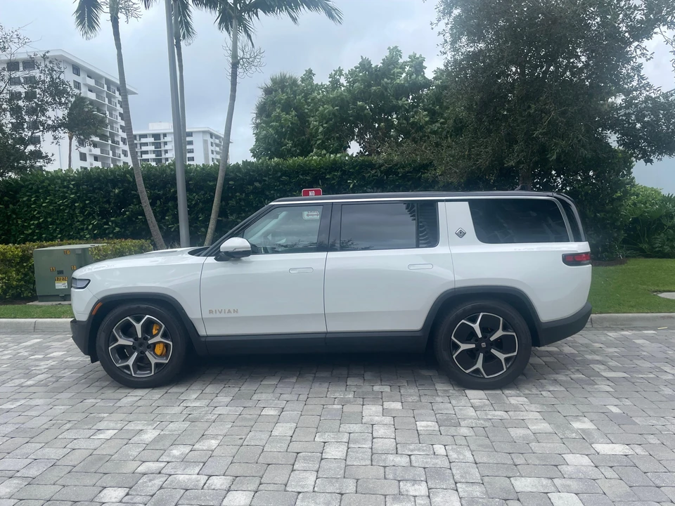 2023 Rivian R1S - Image 7 of 31