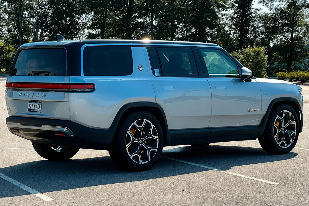 2023 Rivian R1S - Image 4 of 31