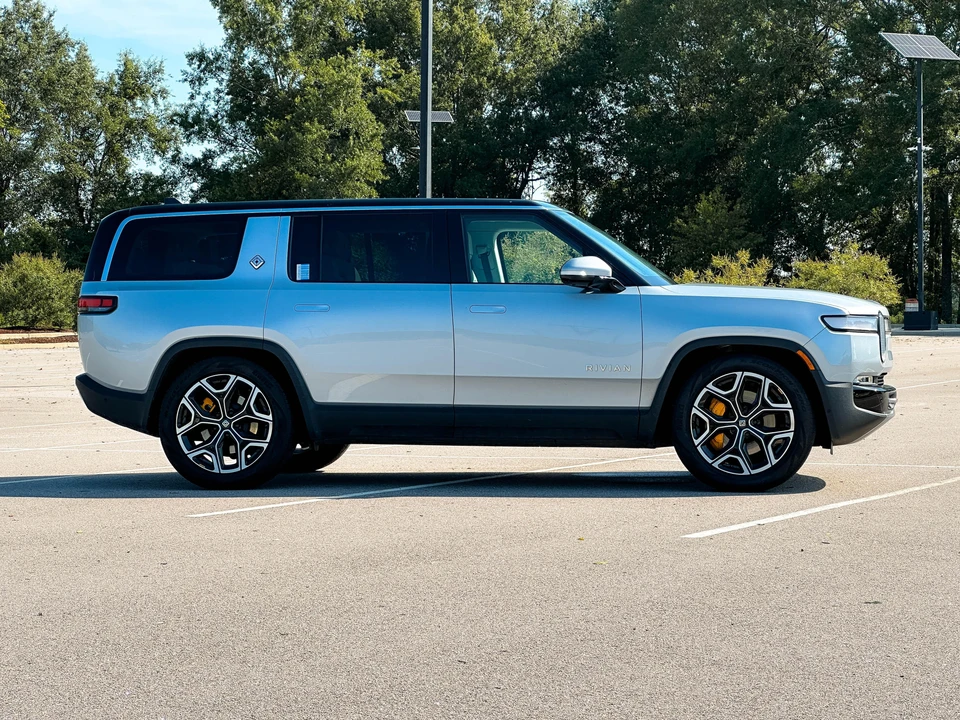 2023 Rivian R1S - Image 15 of 31