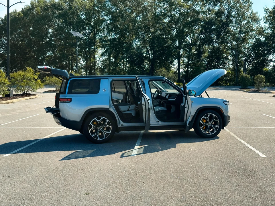 2023 Rivian R1S - Image 23 of 31